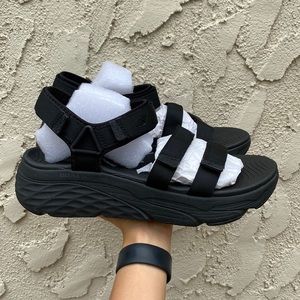 Sketchers Max Cushioning Lured Sandal